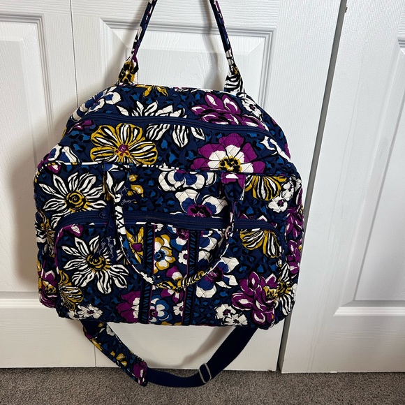 VERA BRADLEY TRAVEL BAG IN AFRICAN VIOLET PATTERN - EUC - Picture 7 of 7